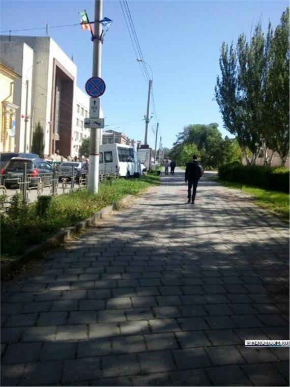 Маршрутка протаранила билборд в Керчи
